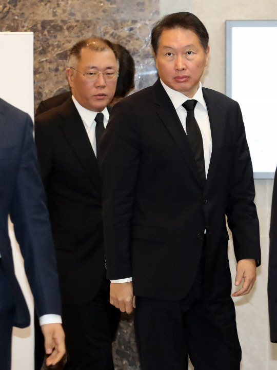 최태원 SK그룹 회장과 정의선 현대차그룹 부회장이 16일 오후 서울 시내 한 병원 장례식장에 마련된 고(故) 구자경 LG그룹 명예회장 빈소를 찾아 조문한 뒤 나서고 있다. <연합뉴스>